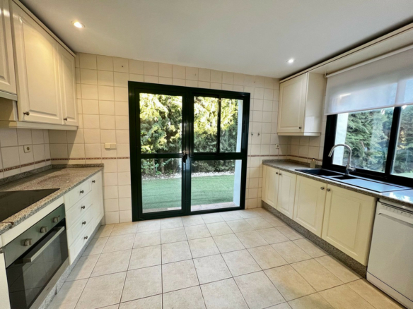 🏡 Charming Andalusian Style Villa on the New Golden Mile! 🌺