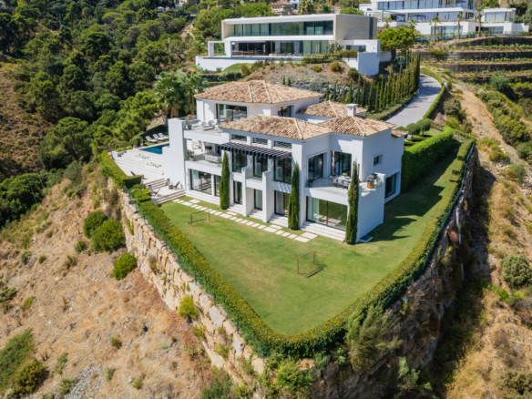 SOLD – El Madroñal – 5B Modern villa – Sea Views – Gated 
