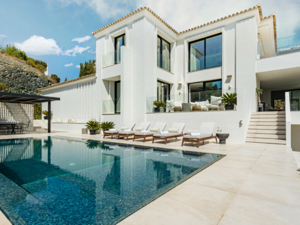 SOLD – El Madroñal – 5B Modern villa – Sea Views – Gated 