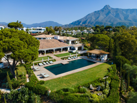 For Sale 🏰 Luxurious Villa in Marbella Golden Mile 🌴  16 Bedrooms – Sea Views
