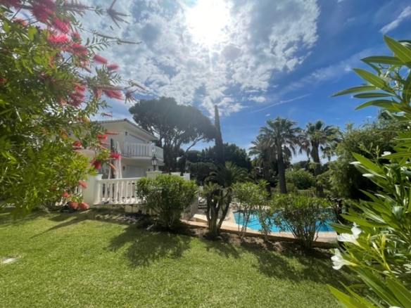 Calahonda – 5B Villa -To Reform  – Great Investment
