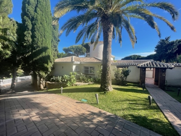 Calahonda – 5B Villa -To Reform  – Great Investment