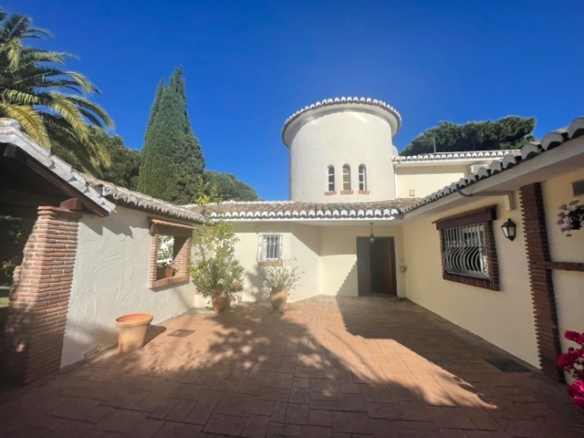 Calahonda – 5B Villa -To Reform  – Great Investment