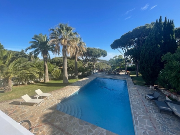 Calahonda – 5B Villa -To Reform  – Great Investment