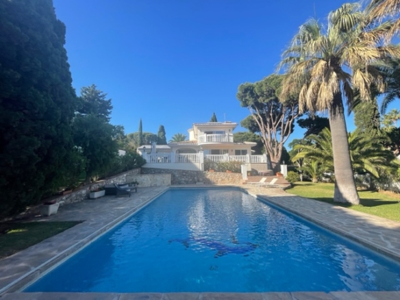 Calahonda – 5B Villa -To Reform  – Great Investment