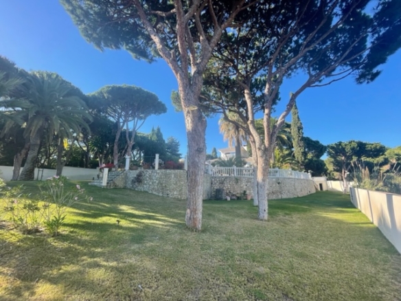 Calahonda – 5B Villa -To Reform  – Great Investment
