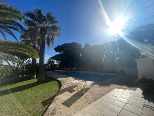 Calahonda – 5B Villa -To Reform  – Great Investment