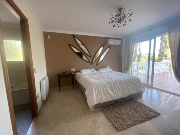 Calahonda – 5B Villa -To Reform  – Great Investment