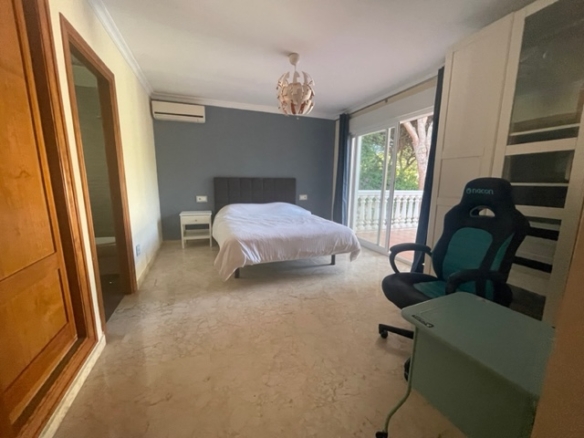 Calahonda – 5B Villa -To Reform  – Great Investment