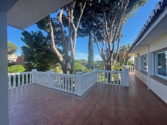 Calahonda – 5B Villa -To Reform  – Great Investment