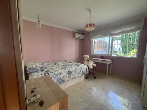 Calahonda – 5B Villa -To Reform  – Great Investment