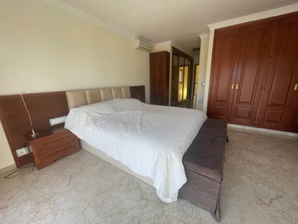 Calahonda – 5B Villa -To Reform  – Great Investment