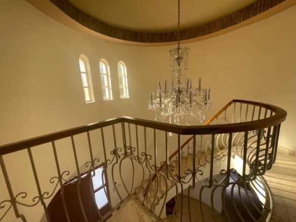 Calahonda – 5B Villa -To Reform  – Great Investment