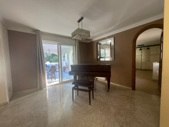 Calahonda – 5B Villa -To Reform  – Great Investment