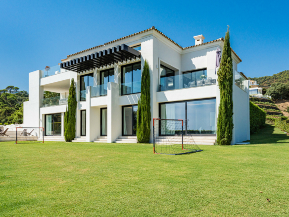 SOLD – El Madroñal – 5B Modern villa – Sea Views – Gated 