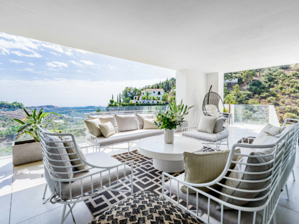 SOLD – El Madroñal – 5B Modern villa – Sea Views – Gated 