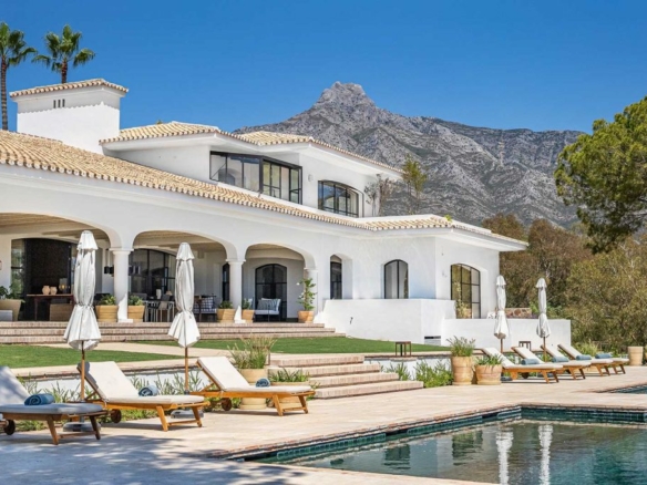 For Sale 🏰 Luxurious Villa in Marbella Golden Mile 🌴  16 Bedrooms – Sea Views
