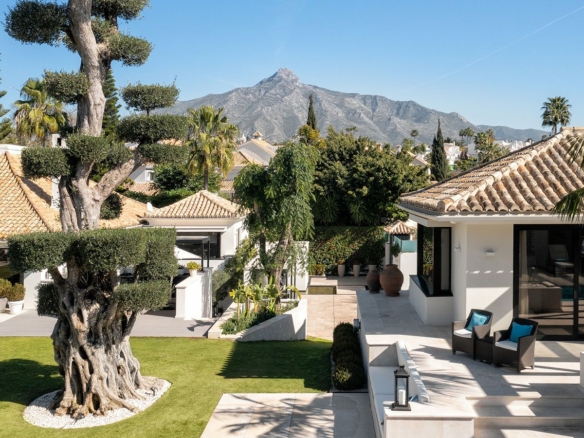 Nueva Andalucia – 7B MANSION – Gated – RENT – POA