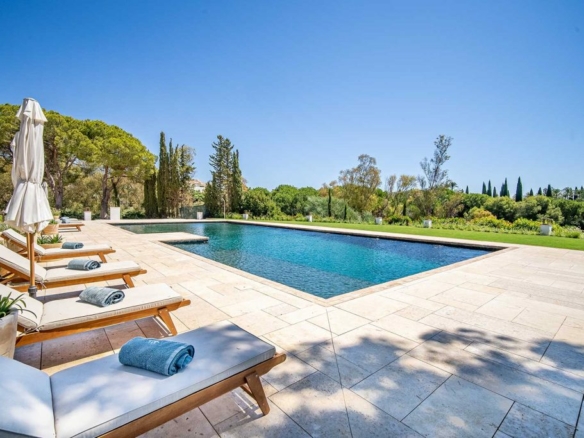 For Sale 🏰 Luxurious Villa in Marbella Golden Mile 🌴  16 Bedrooms – Sea Views