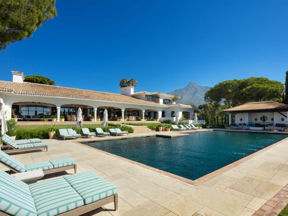For Sale 🏰 Luxurious Villa in Marbella Golden Mile 🌴  16 Bedrooms – Sea Views