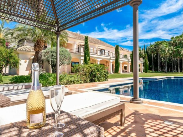 SOLD: 🏡 Sierra Blanca – 9B Luxury Mansion 🌟 Huge Garage 🚗 & Garden 🌳