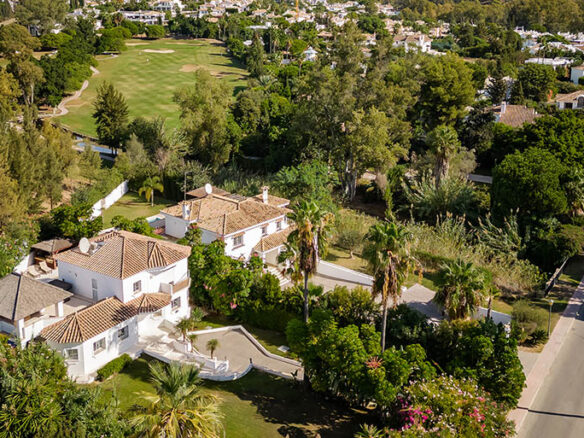 Nueva Andalucia – 4B Villa – 1st Line Golf