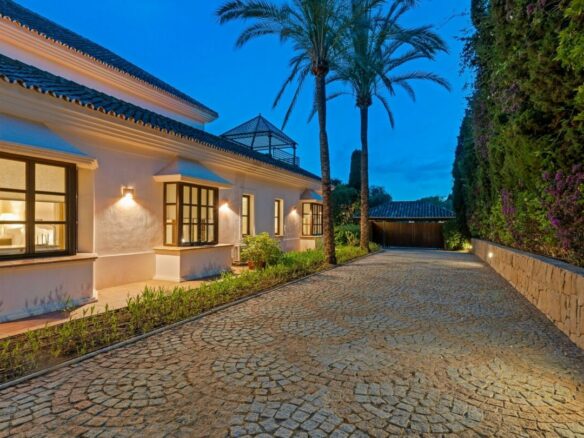 SOLD: 🏡 Sierra Blanca – 9B Luxury Mansion 🌟 Huge Garage 🚗 & Garden 🌳