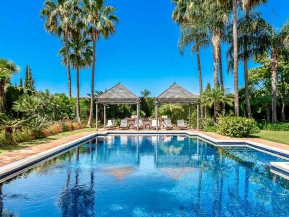 SOLD: 🏡 Sierra Blanca – 9B Luxury Mansion 🌟 Huge Garage 🚗 & Garden 🌳