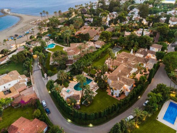Los Verdiales, Golden Mile – Mansion 8B -Gated – For RENT