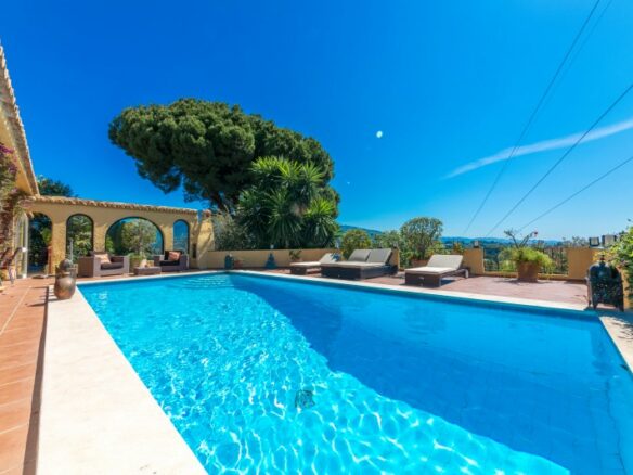 Nueva Andalucia – 4B villa – Hilltop -To Reform