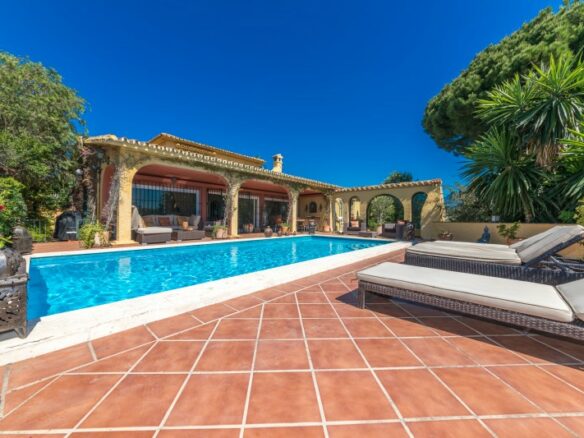 Nueva Andalucia – 4B villa – Hilltop -To Reform