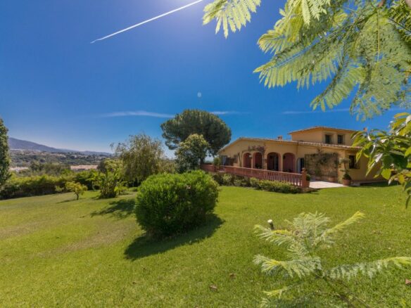 Nueva Andalucia – 4B villa – Hilltop -To Reform