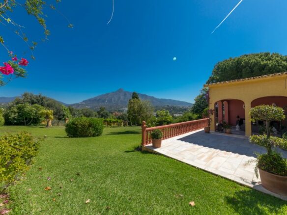 Nueva Andalucia – 4B villa – Hilltop -To Reform