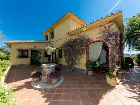 Nueva Andalucia – 4B villa – Hilltop -To Reform