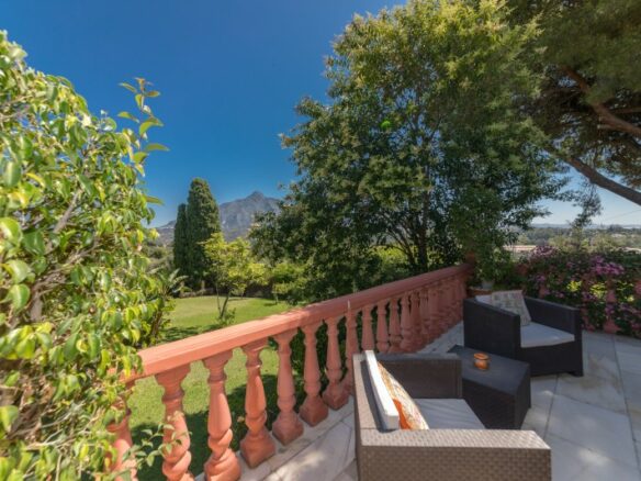 Nueva Andalucia – 4B villa – Hilltop -To Reform