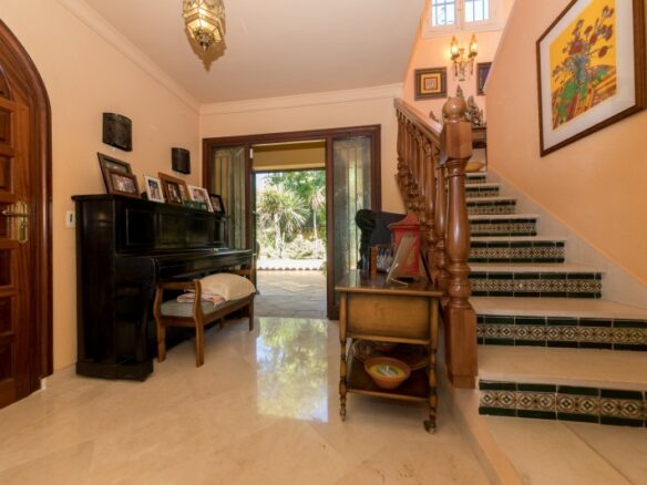Nueva Andalucia – 4B villa – Hilltop -To Reform