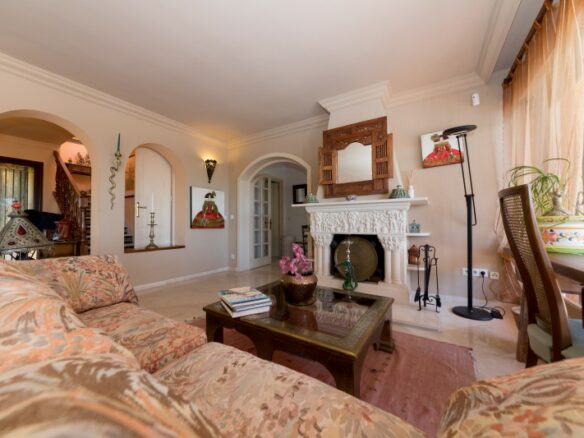 Nueva Andalucia – 4B villa – Hilltop -To Reform