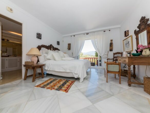Nueva Andalucia – 4B villa – Hilltop -To Reform