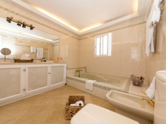 Nueva Andalucia – 4B villa – Hilltop -To Reform