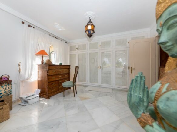 Nueva Andalucia – 4B villa – Hilltop -To Reform