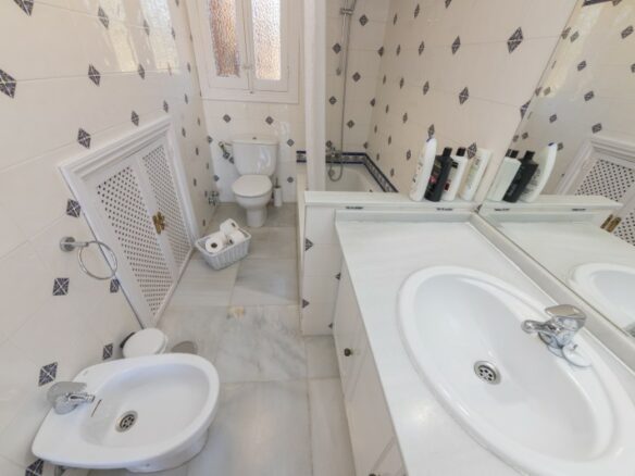 Nueva Andalucia – 4B villa – Hilltop -To Reform