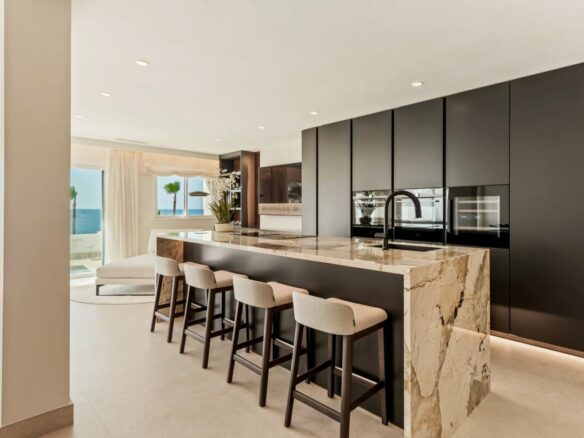New Golden Mile – 3B Penthouse – Beachfront -Turnkey