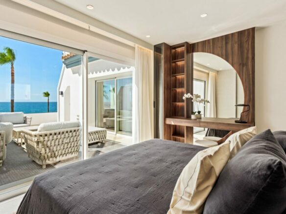 New Golden Mile – 3B Penthouse – Beachfront -Turnkey
