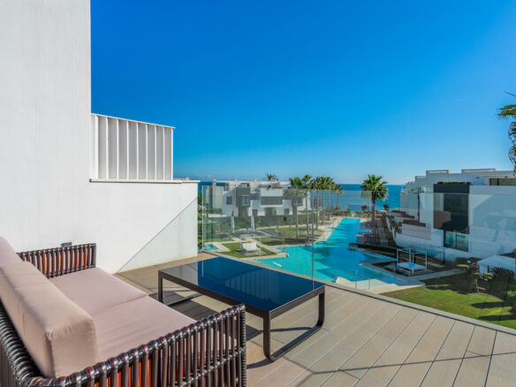 🌊FRONTLINE BEACH LUXURY TOWNHOUSE – TURNKEY-GATED – ESTEPONA 🏝️