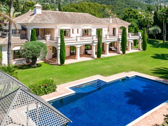 SOLD: 🏡 Sierra Blanca – 9B Luxury Mansion 🌟 Huge Garage 🚗 & Garden 🌳
