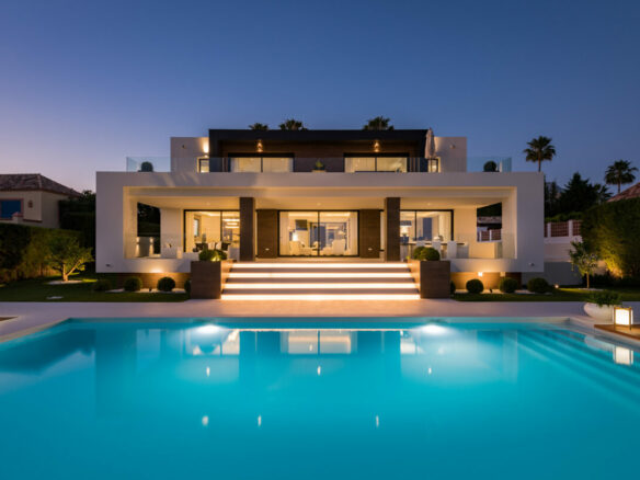 Nueva Andalucía – Modern 6B Villa -1st Line Golf – For RENT