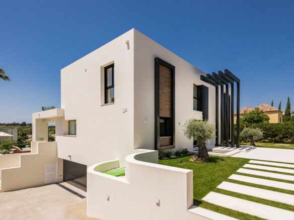 Nueva Andalucía – Modern 6B Villa -1st Line Golf – For RENT