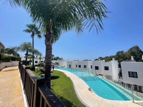 Golden Mile – 3B Modern garden apt – Gated