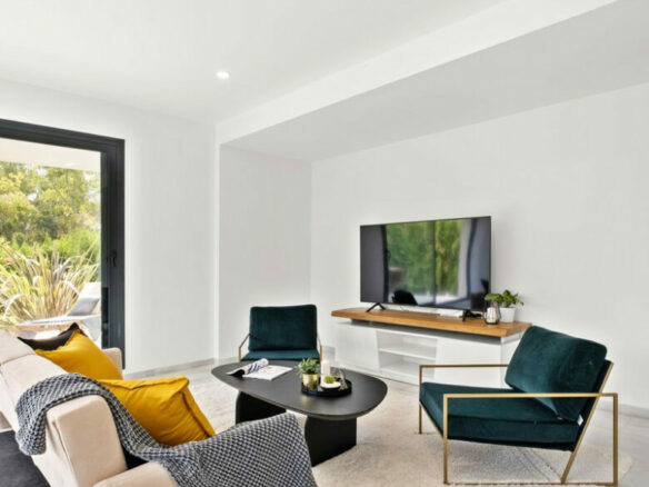 Golden Mile – 3B Modern garden apt – Gated