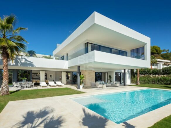 Nueva Andalucia – Modern Villa – Turnkey -Gated